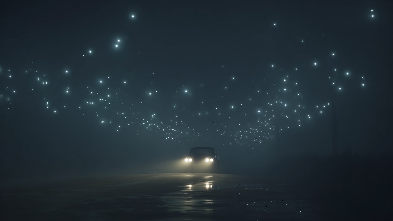 幻想的な霧の夜道を走る自動車